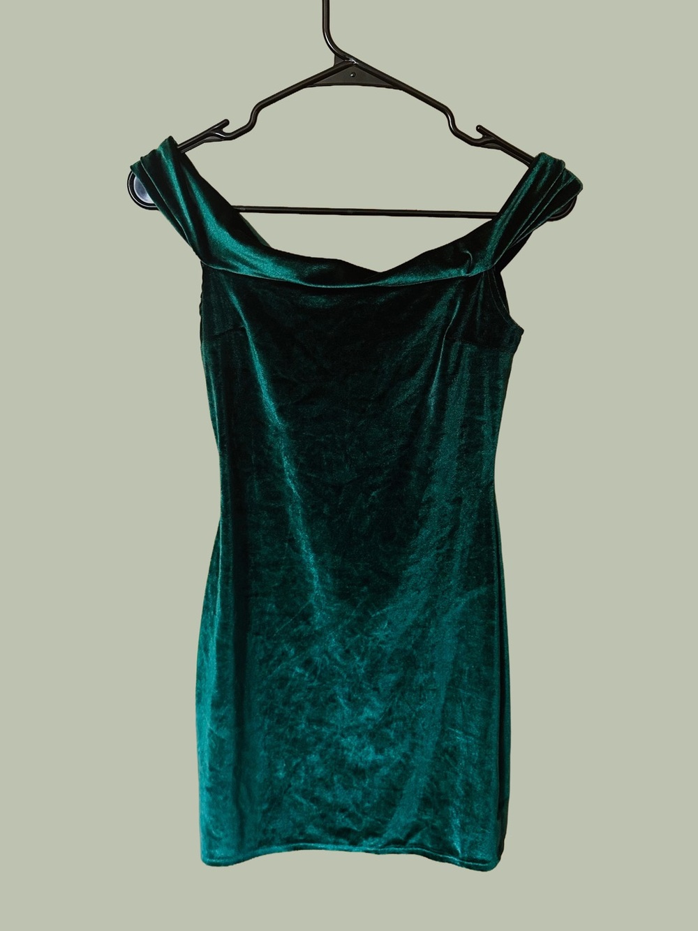 Off-Shoulder Velvet Sheath Dress in Emerald Green